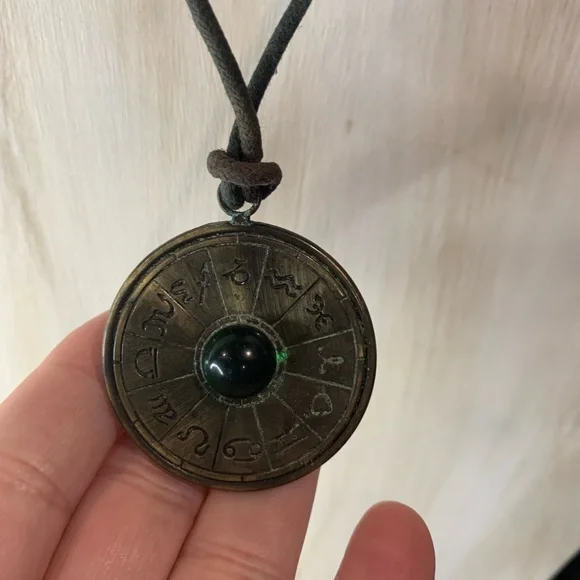 Vintage-Inspired Bronze Pendant Necklace - Picture 3 of 4